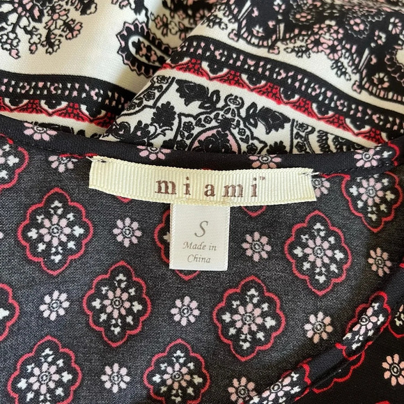 Francesca’s Miami Black & Red Boho Printed Bell Sleeve Blouse Small Women’s - Picture 8 of 10